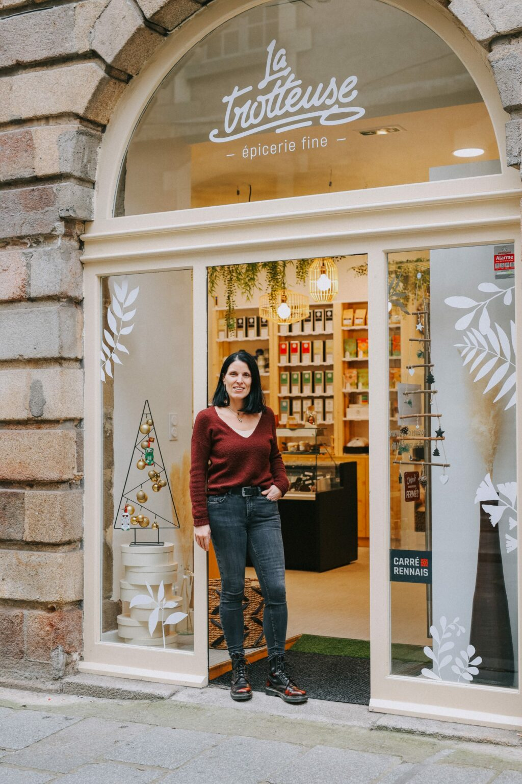 Karine Martin, fondatrice de La Trotteuse, devant la boutique